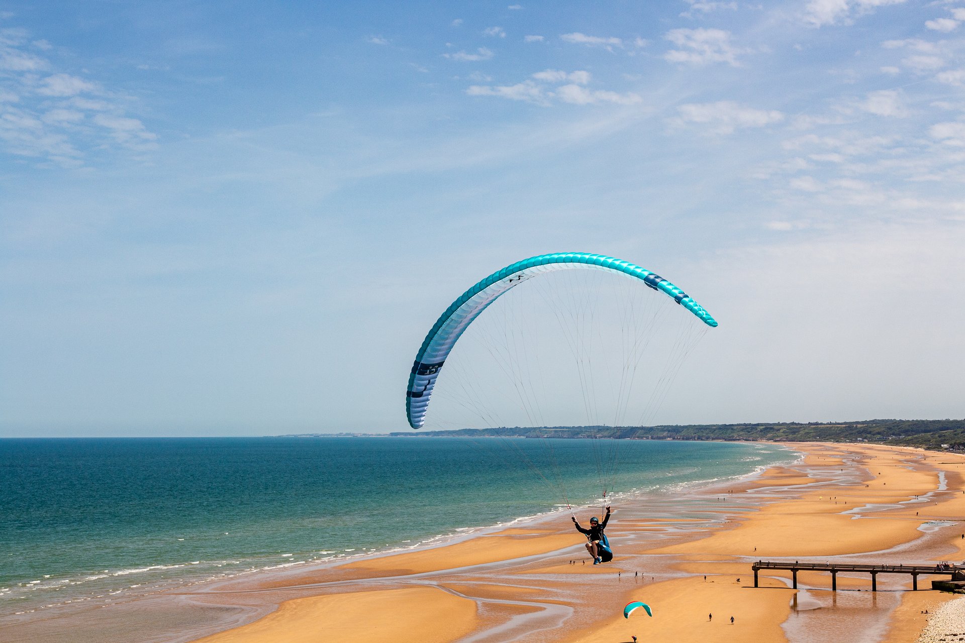 Pilote de parakite Flare en vol de soaring au bord de mer